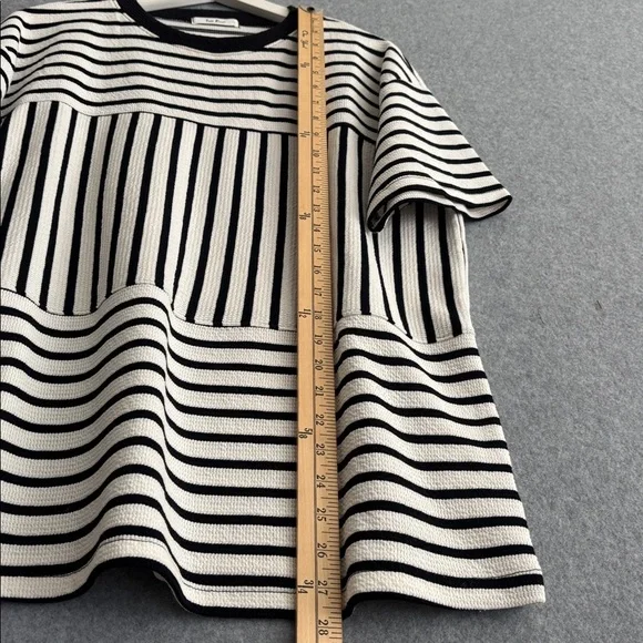 NEW Short Sleeve Round Neck Striped
Cloudy Knit Top M Ivory/Black - Picture 7 of 9